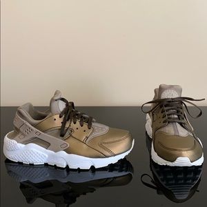 Nike Women’s Air Huarache Run Premium TXT ‘Khaki’